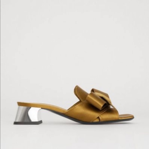 Authentic Burberry Satin Heel - Picture 1 of 8